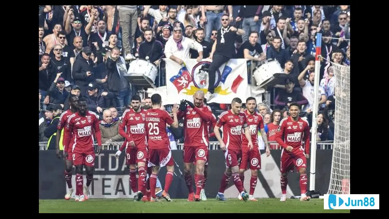 Cầu thủ mở tỷ số cho Angers bằng cú sút hiểm hóc từ ngoài vùng cấm