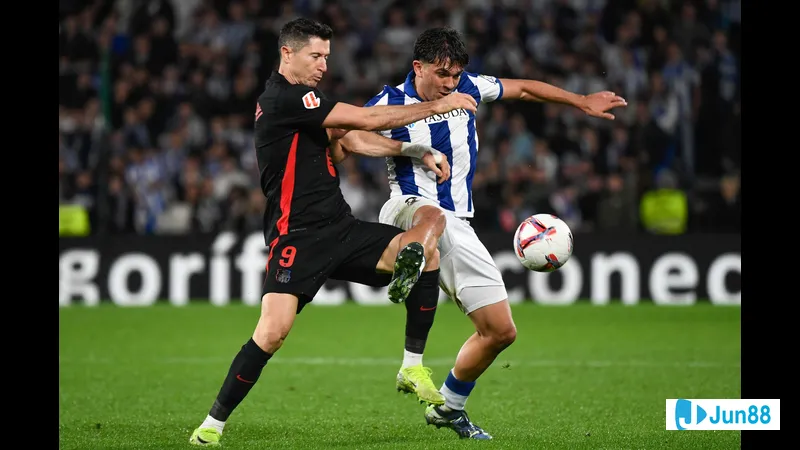 Cầu thủ Barca vượt qua cầu thủ Real Sociedad với tốc độ nhanh trên sân cỏ Cầu thủ Barca vượt qua cầu thủ Real Sociedad với tốc độ nhanh trên sân cỏ