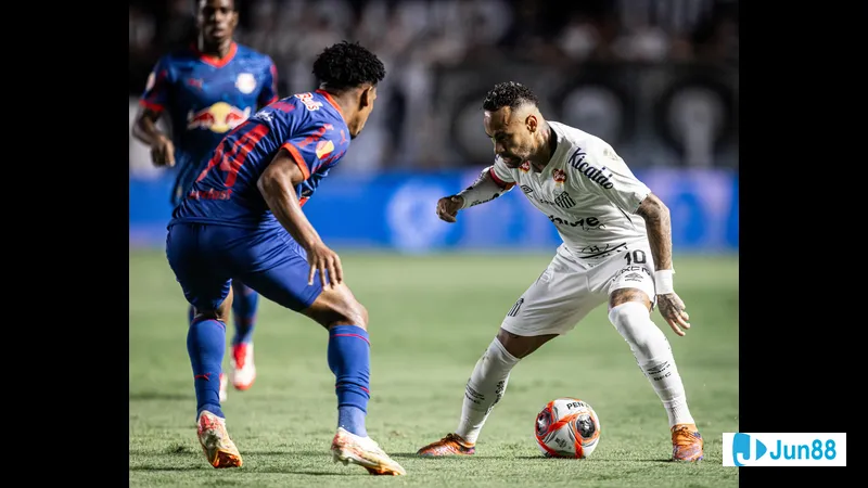 Cầu thủ Bragantino dũng mãnh giành bóng khỏi cầu thủ Santos trong trận đấu quyết liệt. Cầu thủ Bragantino dũng mãnh giành bóng khỏi cầu thủ Santos trong trận đấu quyết liệt.