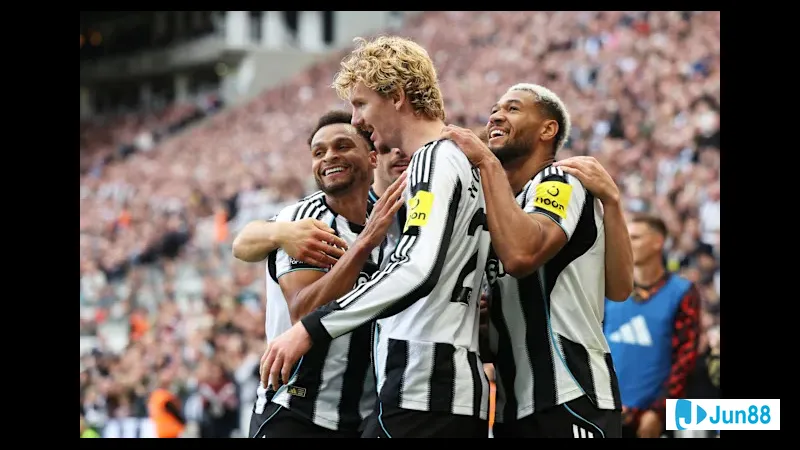 Cầu thủ Newcastle vượt qua cầu thủ Bradford City trong trận đấu Cầu thủ Newcastle vượt qua cầu thủ Bradford City trong trận đấu