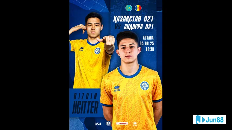 Cầu thủ U21 Andorra áo đỏ đi bóng trước cầu thủ U21 Kazakhstan áo trắng trên sân cỏ Cầu thủ U21 Andorra áo đỏ đi bóng trước cầu thủ U21 Kazakhstan áo trắng trên sân cỏ