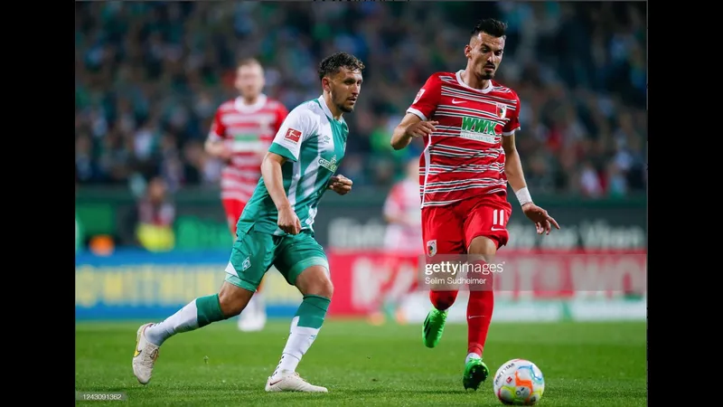 Bức ảnh chụp cầu thủ của Augsburg và Werder Bremen xô đẩy trên sân cỏ Bức ảnh chụp cầu thủ của Augsburg và Werder Bremen xô đẩy trên sân cỏ