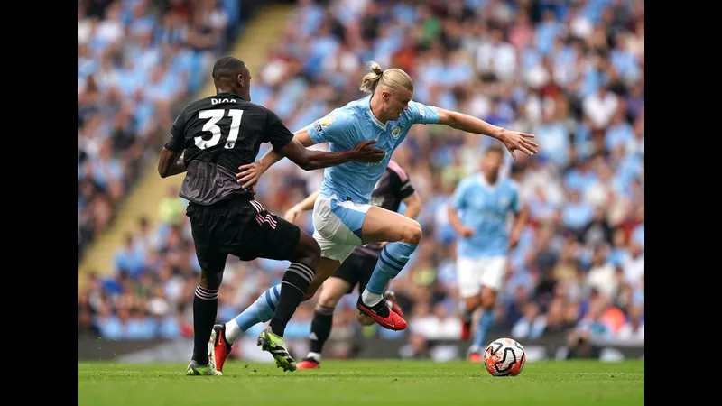 Cầu thủ của Fulham đang chống đỡ sức ép từ cầu thủ Man City trong trận đấu Cầu thủ của Fulham đang chống đỡ sức ép từ cầu thủ Man City trong trận đấu