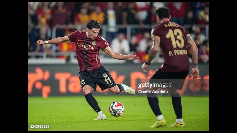 Cầu thủ của Kasimpasa đang nỗ lực giữ bóng trước sự áp đảo của Genclerbirligi