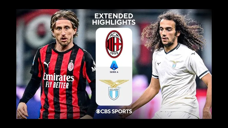 Cầu thủ Lazio với sự quyết tâm chống lại cầu thủ AC Milan trong trận đấu bóng đá