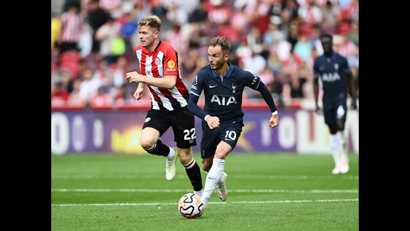 Cầu thủ Tottenham vượt qua cầu thủ Brentford trong trận đấu bóng đá Cầu thủ Tottenham vượt qua cầu thủ Brentford trong trận đấu bóng đá