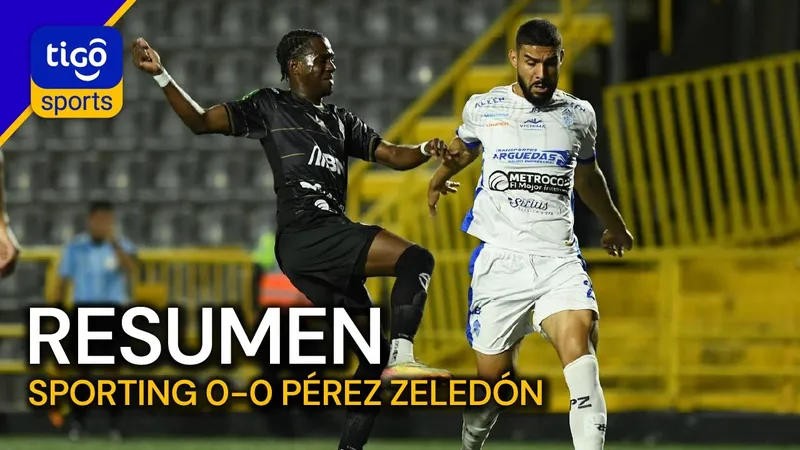 Hai cầu thủ Zeledon và Sporting FC đang tranh chấp quả bóng trên sân
